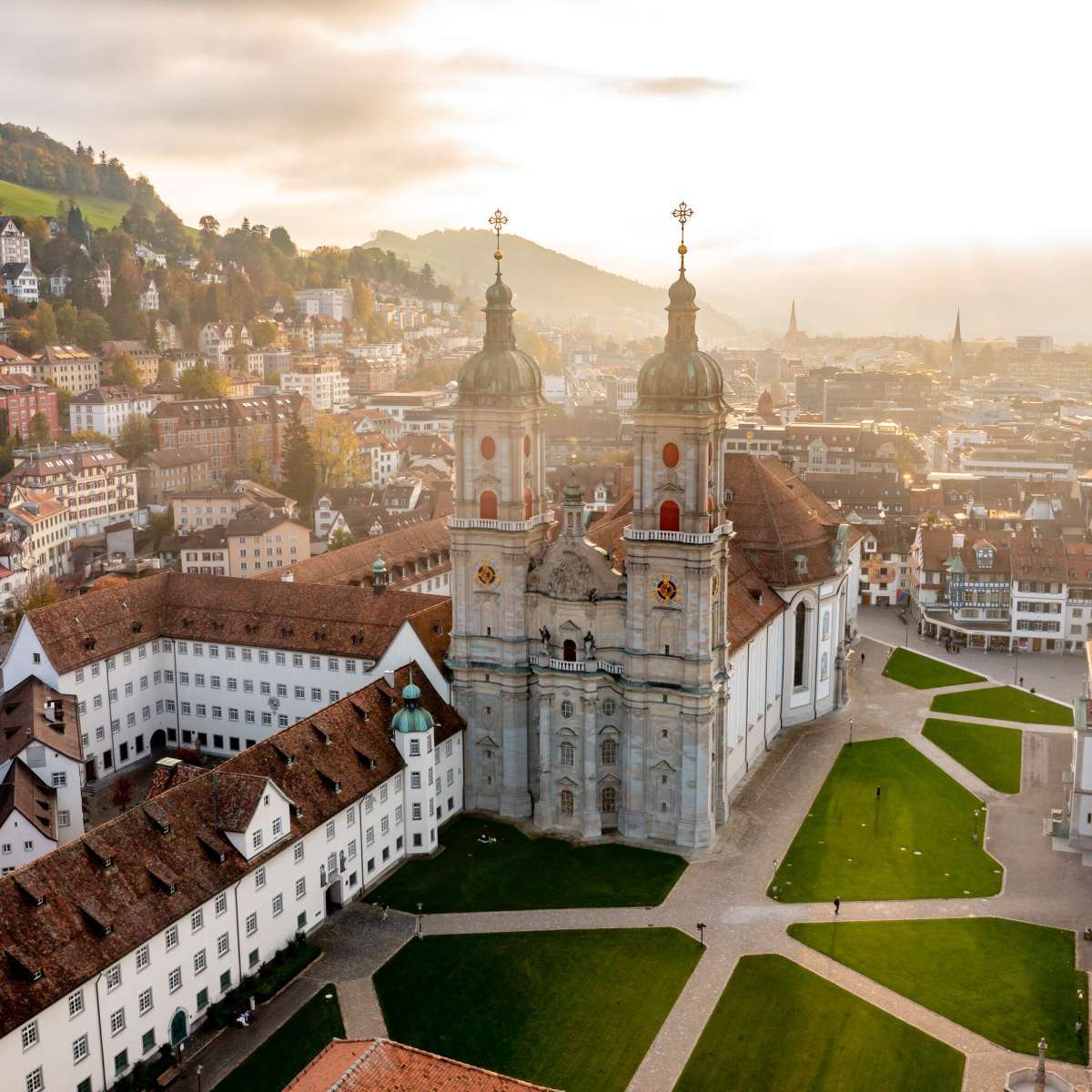 Stiftskirche St. Gallen im Klosterbezirk mit Blick über die Altstadt