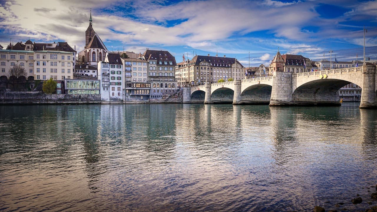 Mittlere Brücke über den Rhein mit Blick auf die Altstadt von Basel und historische Gebäude am Flussufer.