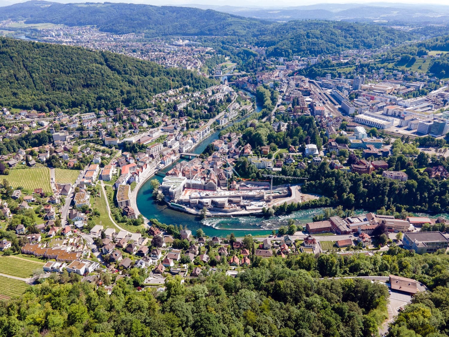 Im Bild ist die Ortschaft von Baden, Aargau von einer Drohnenaufnahme zu sehen.