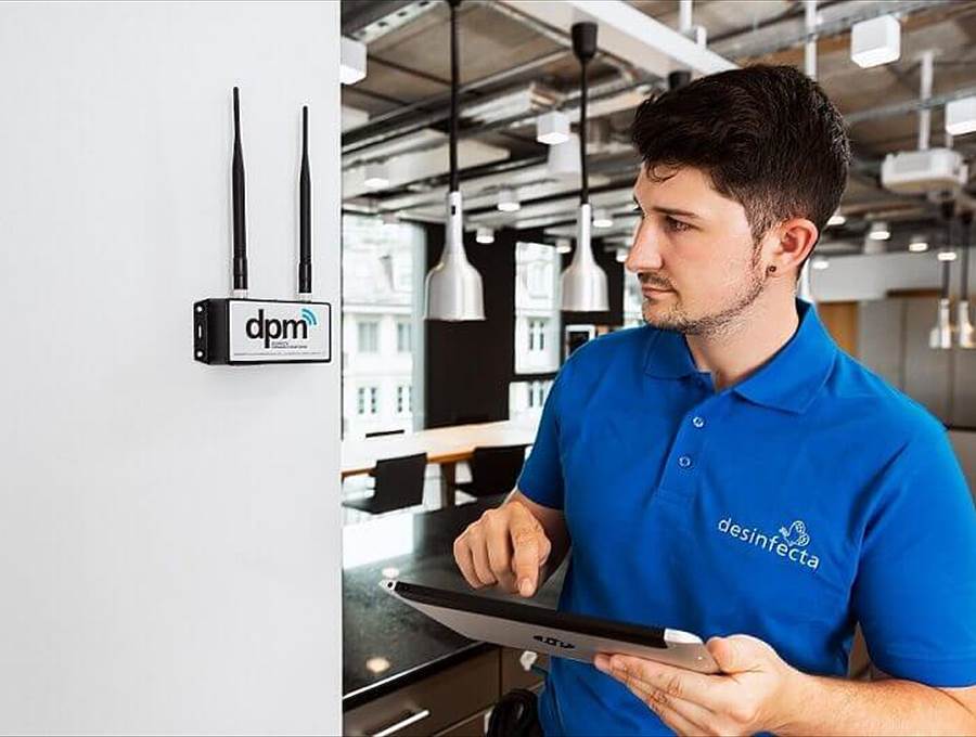 Desinfecta-Techniker kontrolliert einen installierten Router
