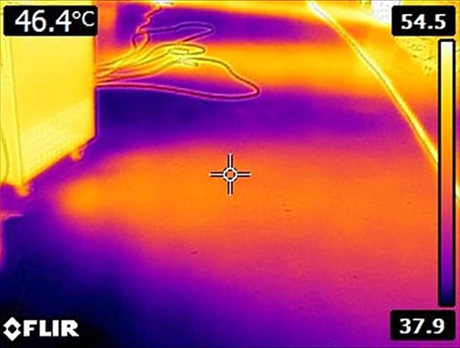 Il forno a ricircolo d'aria (a sinistra) distribuisce il calore, che è chiaramente visibile sulla termocamera.